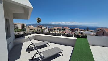 Luxury Suite, Sea View | Terrace/patio