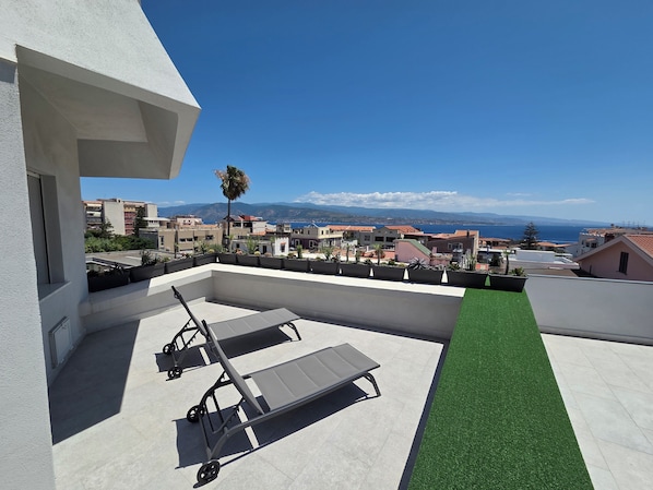 Luxury Suite, Sea View | Terrace/patio