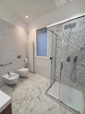 Appartement exclusif, vue sur le jardin | Salle de bain | Articles de toilette (gratuits), séchoir à cheveux, serviettes fournies
