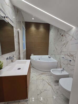 Exclusief appartement, uitzicht op tuin | Badkamer | Gratis toiletartikelen, een haardroger, handdoeken, zeep