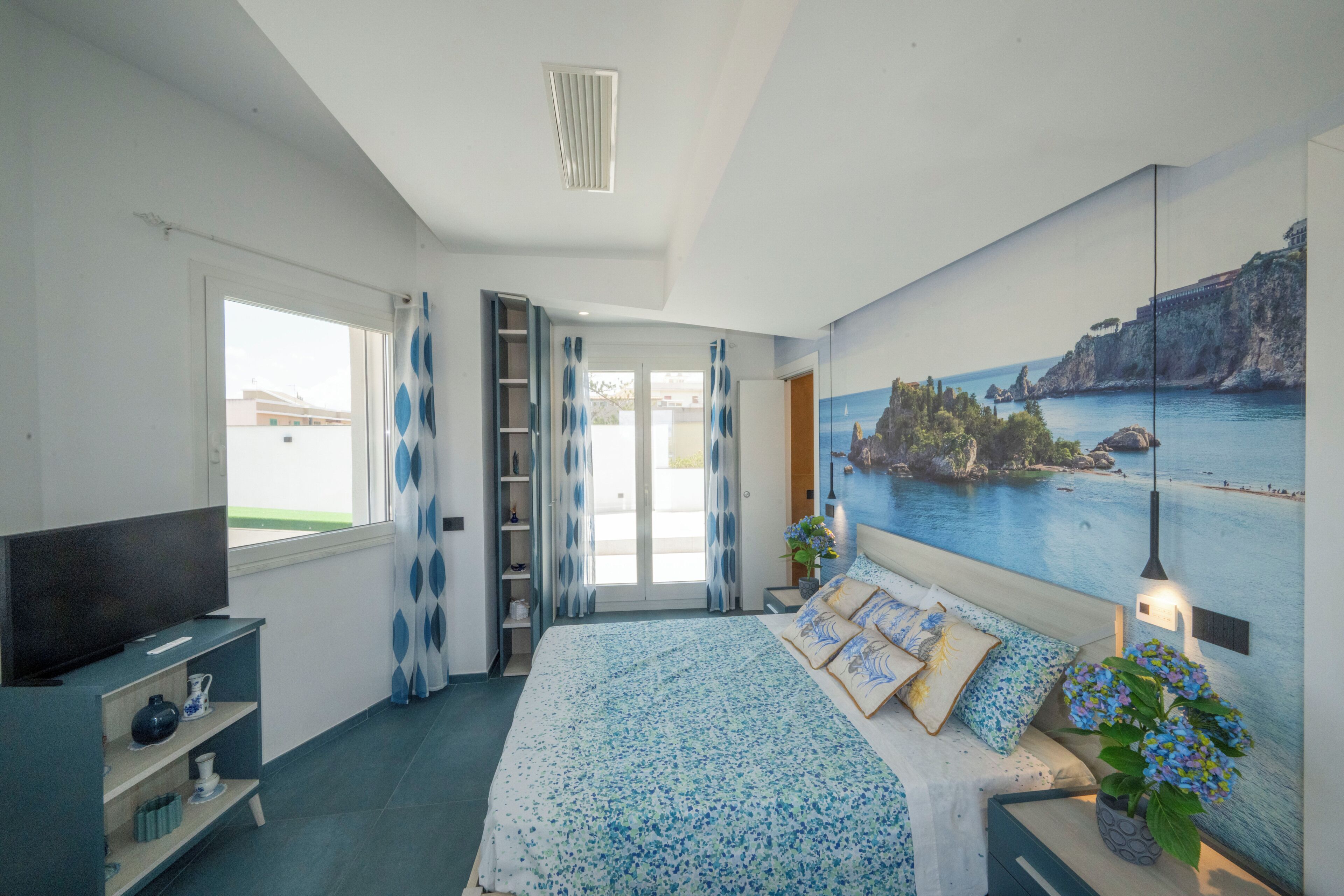 Loft Luxury, vista mare | Biancheria da letto di alta qualità, copriletto in piuma