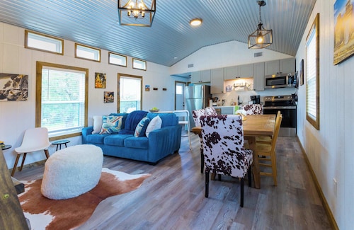 Shady Grove – Tranquil Hill Country Cabin for 8 Near Pedernales Falls