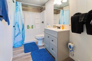 Douche, sèche-cheveux, serviettes fournies