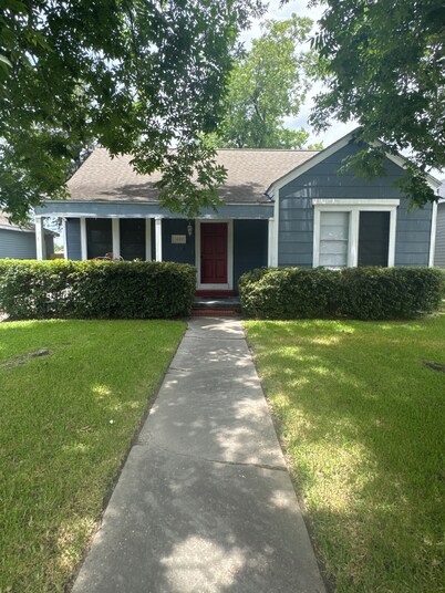 The Red Door Home 2-bedroom house with WiFi and AC in beautiful Beaumont