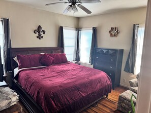 2 bedrooms, iron/ironing board, free WiFi, bed sheets - The Red Door Home 2-bedroom house with WiFi and AC in beautiful Beaumont (Beaumont)