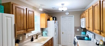Charming 3-bedroom house on 3 acres in Thomaston with WiFi, fitness eqpmnt, AC