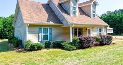 Charming 3-bedroom house on 3 acres in Thomaston with WiFi, fitness eqpmnt, AC