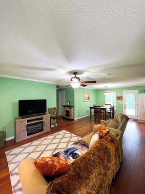 Smart TV, fireplace