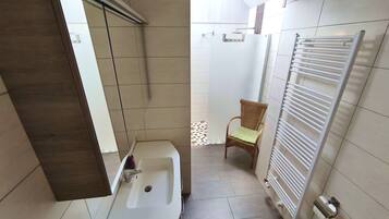 Dusche, Haartrockner, Toilettenpapier