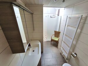 Dusche, Haartrockner, Toilettenpapier