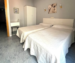 Habitación doble, dos camas individuales con baño compartido | Free WiFi, wheelchair access - Hostal Fernández Atocha (Madrid)