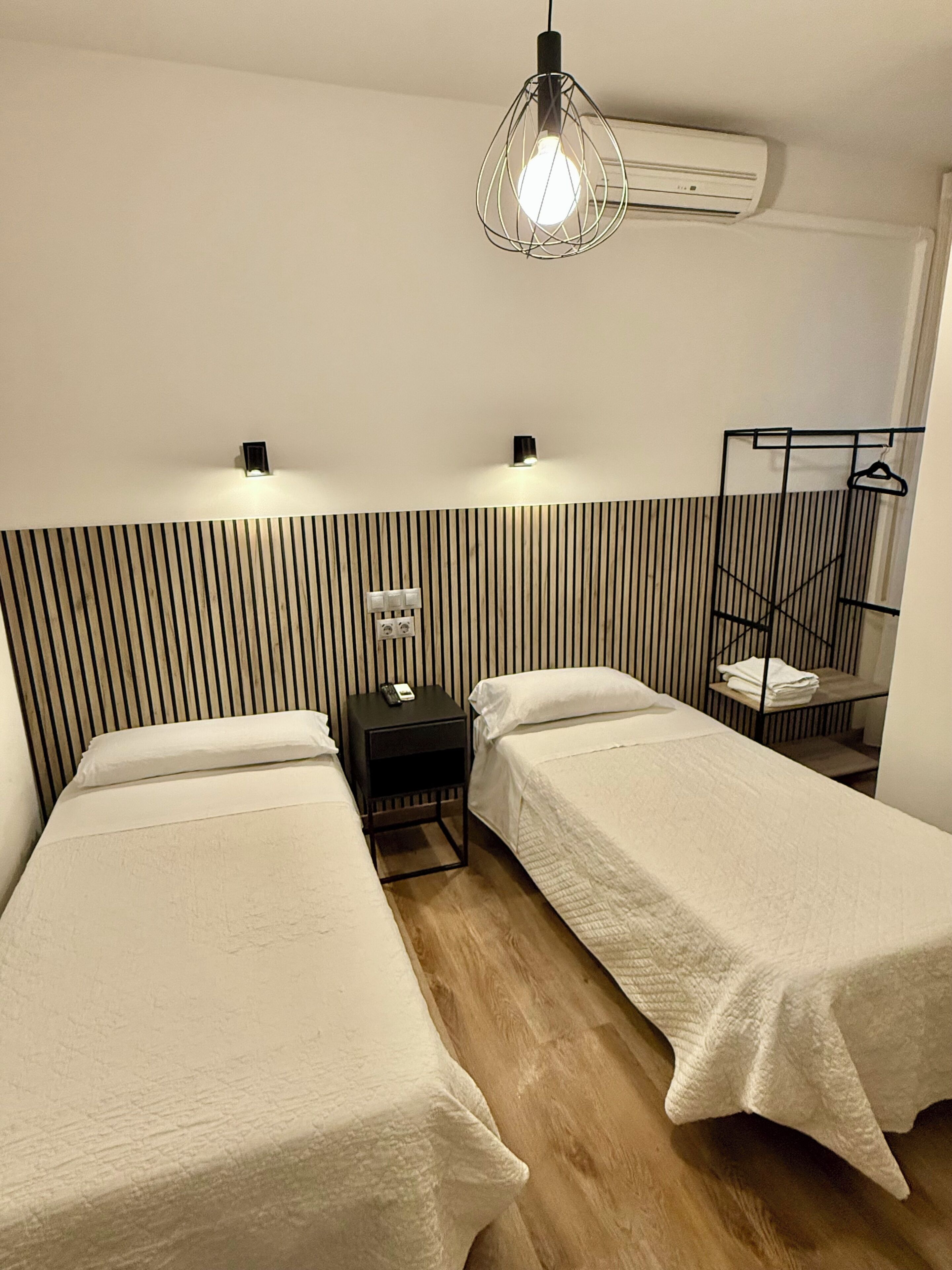 Habitación doble, dos camas individuales con baño privado | WiFi (free)
