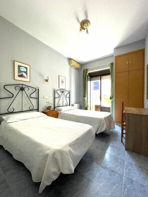 Standaard Twin kamer, balkon | Gratis wifi, rolstoeltoegankelijk