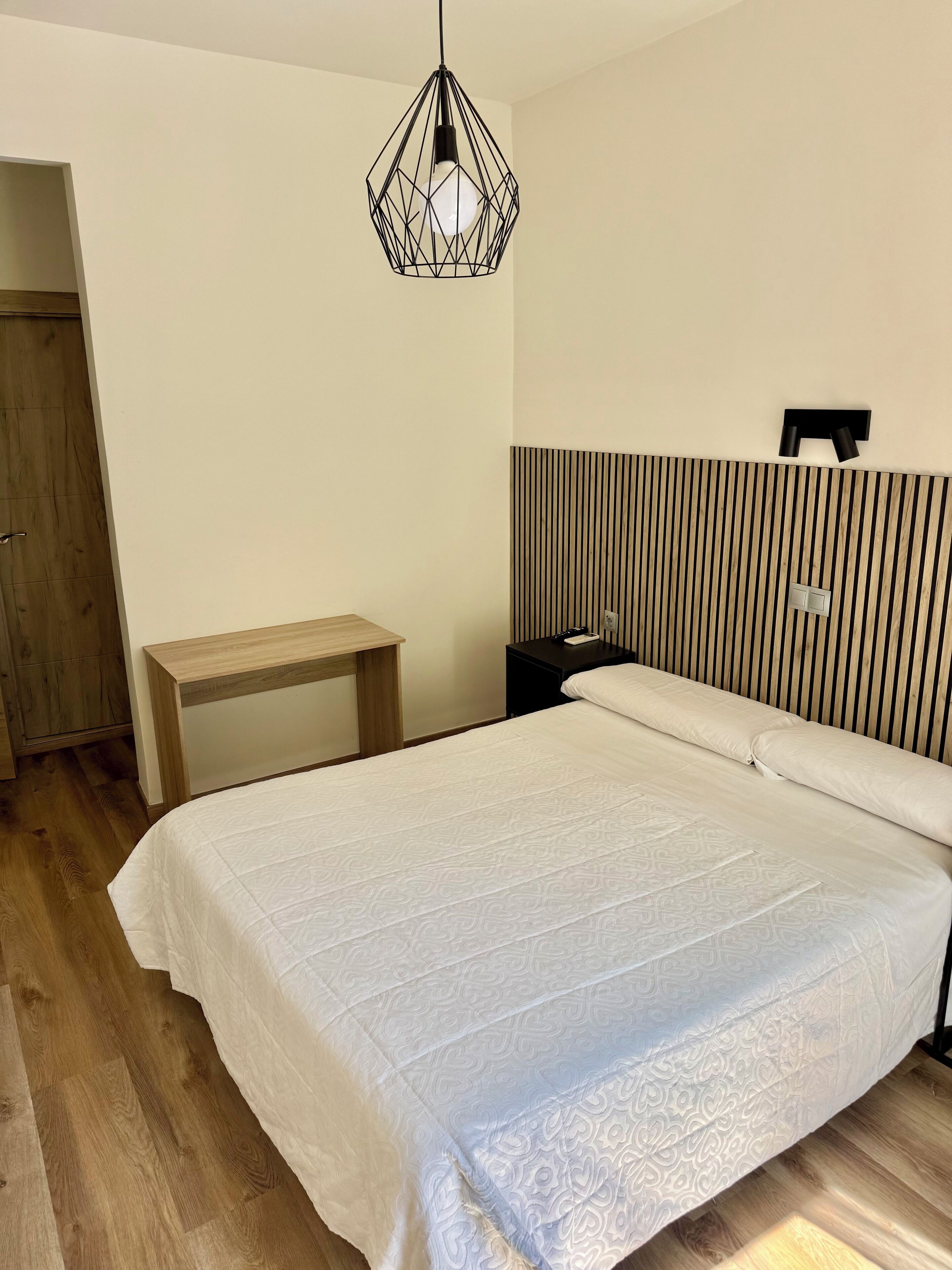 Habitación doble, 1 cama doble con baño privado | WiFi (free)