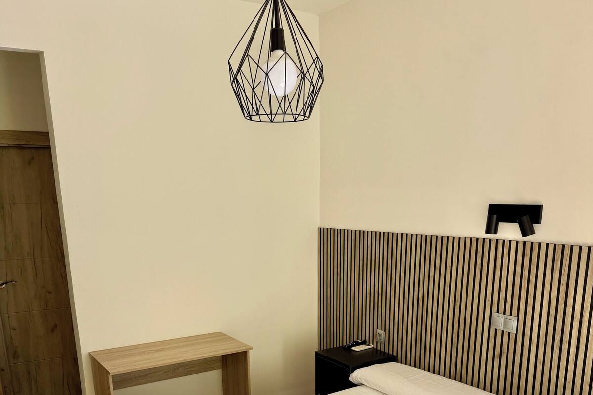 Habitación doble, 1 cama doble con baño privado | WiFi (free)