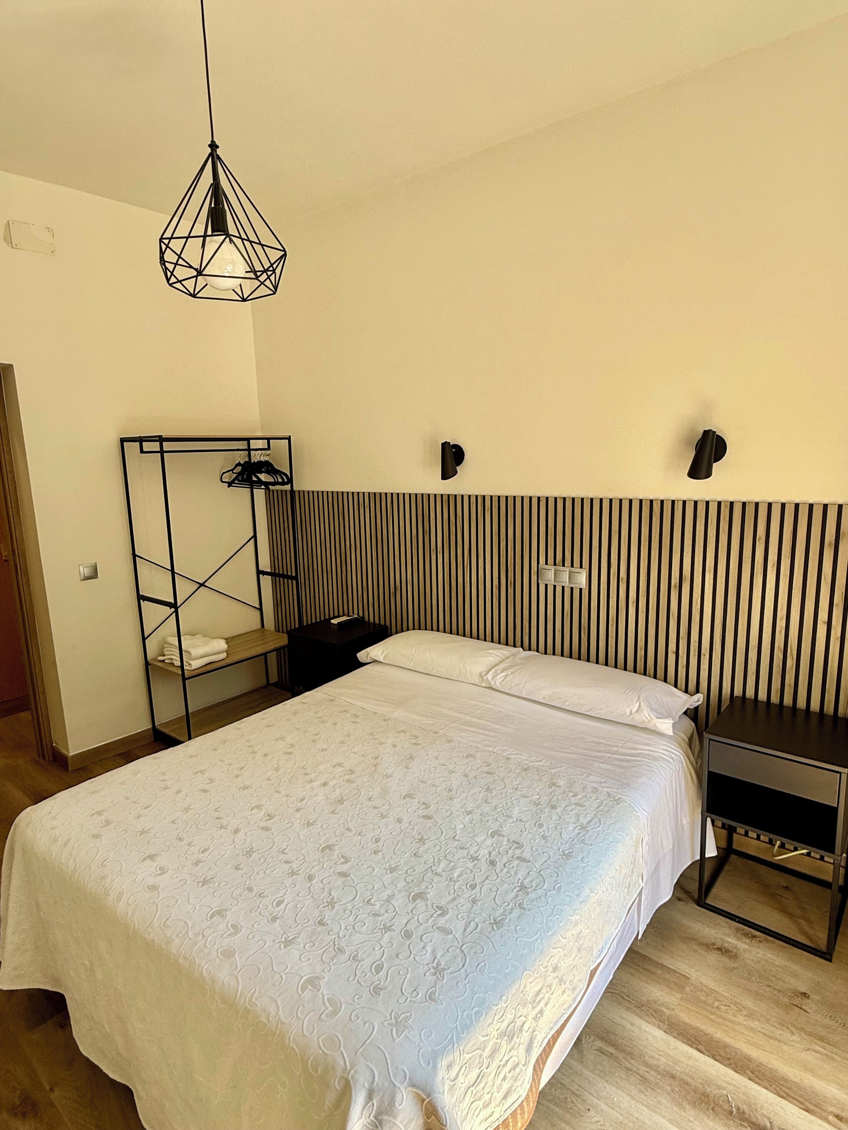Habitación doble, 1 cama doble con baño compartido | WiFi (free)