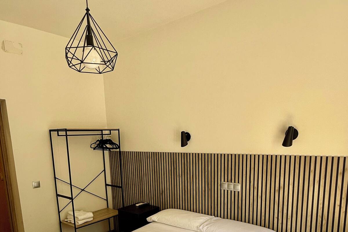 Habitación doble, 1 cama doble con baño compartido | WiFi (free)
