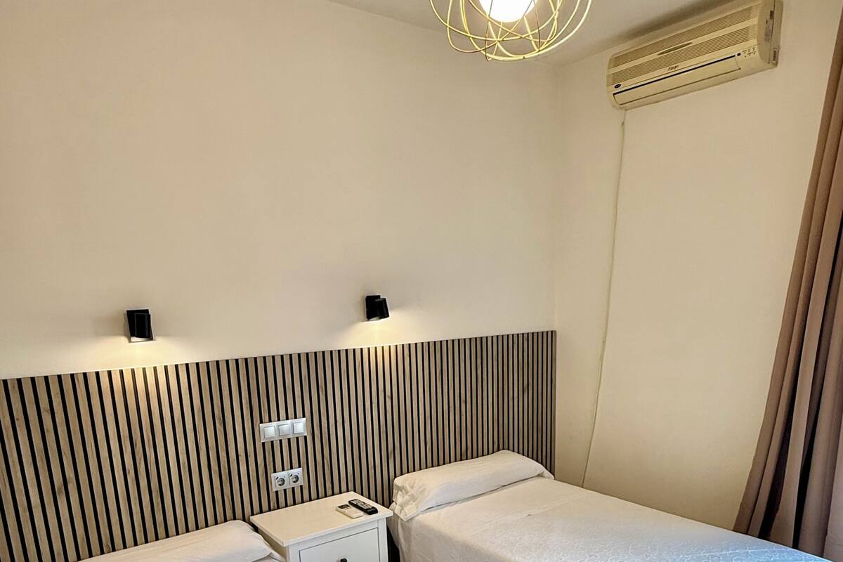 Habitación doble, dos camas individuales con baño compartido | WiFi (free)