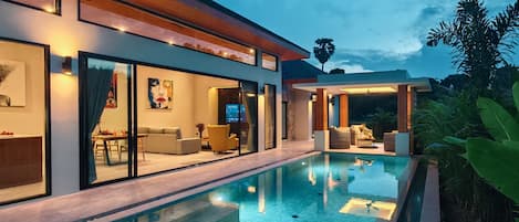 Superior-huvila, 2 makuuhuonetta, yksityinen uima-allas | Tallelokero huoneessa, yksilöllisesti sisustettu