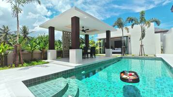 Outdoor pool, sun loungers