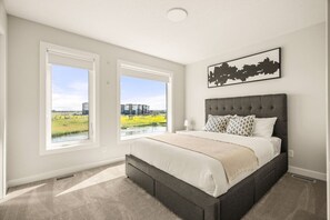 3 bedrooms, desk, iron/ironing board, travel crib - Air Conditioned » Water View » Garage » Sleeps 7 (Calgary)
