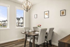Dining - Air Conditioned » Water View » Garage » Sleeps 7 (Calgary)