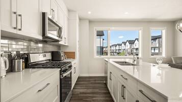 Frigorifero, microonde, forno, piano cottura