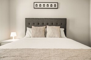 3 habitaciones, escritorio y tabla de planchar con plancha