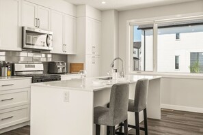 Kylskåp, mikrovågsugn, ugn och spishäll