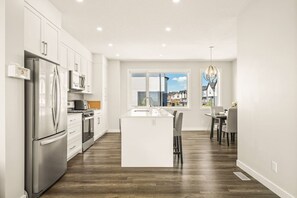 Fridge, microwave, oven, stovetop - Air Conditioned » Water View » Garage » Sleeps 7 (Calgary)