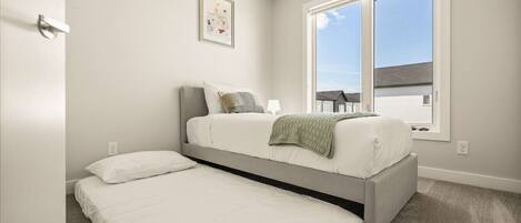 3 dormitorios, escritorio, tabla de planchar con plancha y cuna de viaje