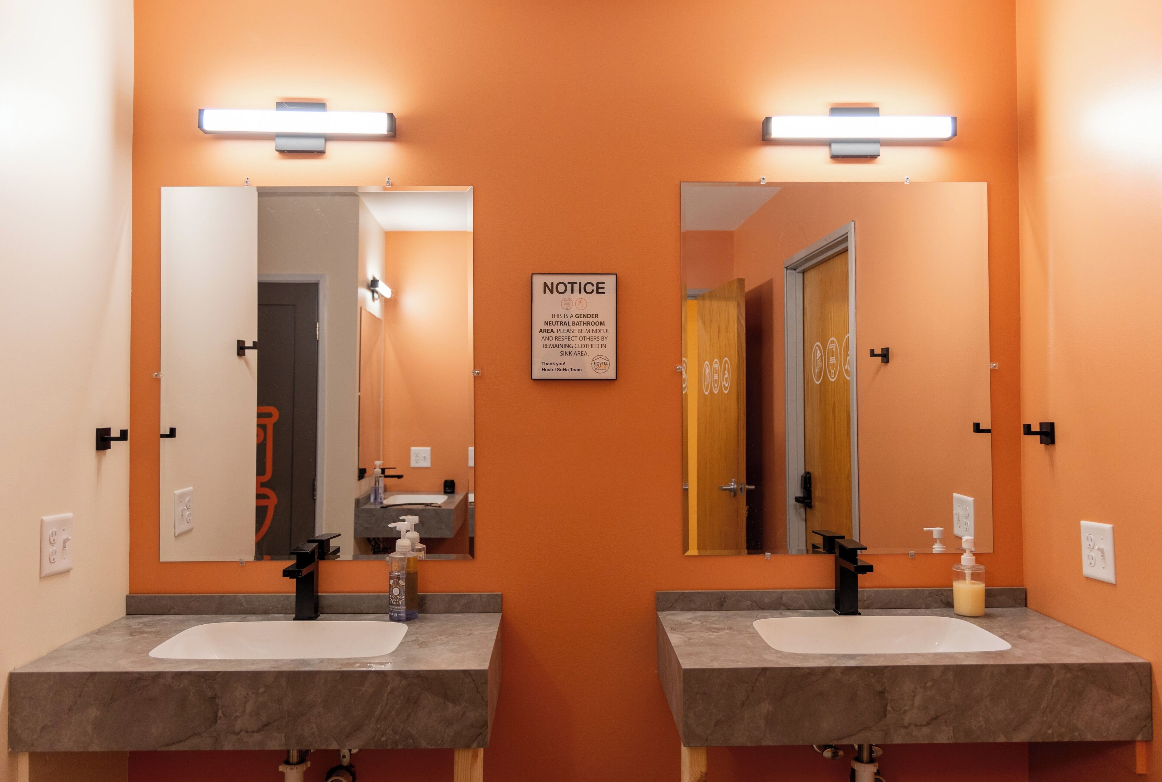 Een douche, gratis toiletartikelen, toiletpapier