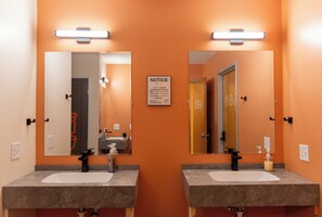 Regadera, amenidades de baño gratuitas, papel de baño 