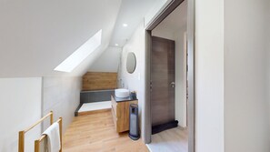 Regadera, secadora de cabello, toallas 