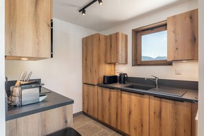 Geladeira, micro-ondas, fogão, cooktop