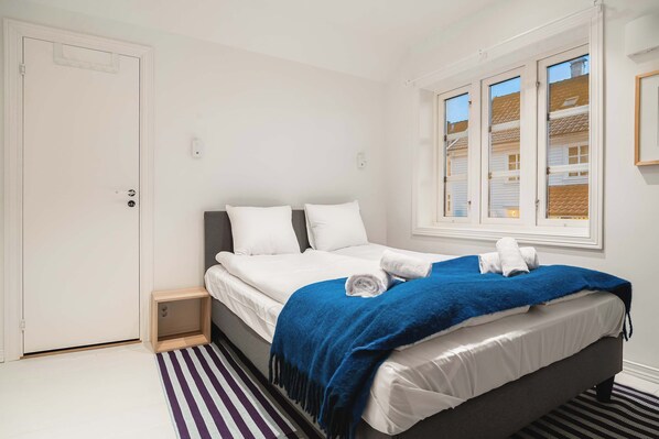 2 bedrooms, iron/ironing board, WiFi