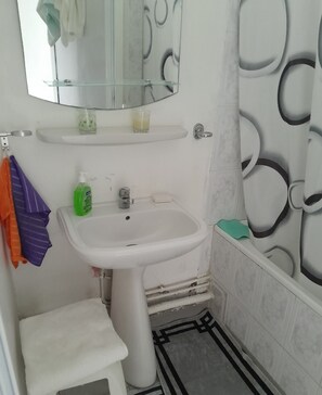 Hair dryer, towels, soap, toilet paper - 10 m walk from the sea, lovely apartment for rent, ideal for families (Annaba)