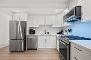 Fridge, microwave, oven, stovetop - Meadowstone Suite 3BD 3 TVs Near Spruce Meadows (Calgary)