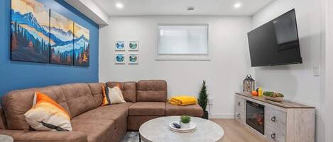 Télévision, cheminée, espaces bureaux