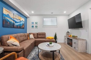 TV, fireplace, offices - Meadowstone Suite 3BD 3 TVs Near Spruce Meadows (Calgary)