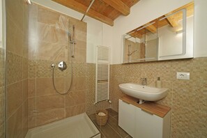 Dusche, Haartrockner, Bidet, Handtücher