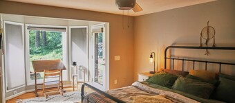 Magical Woodland Retreat in Battle Ground 6-bedroom farmhouse with fitness room