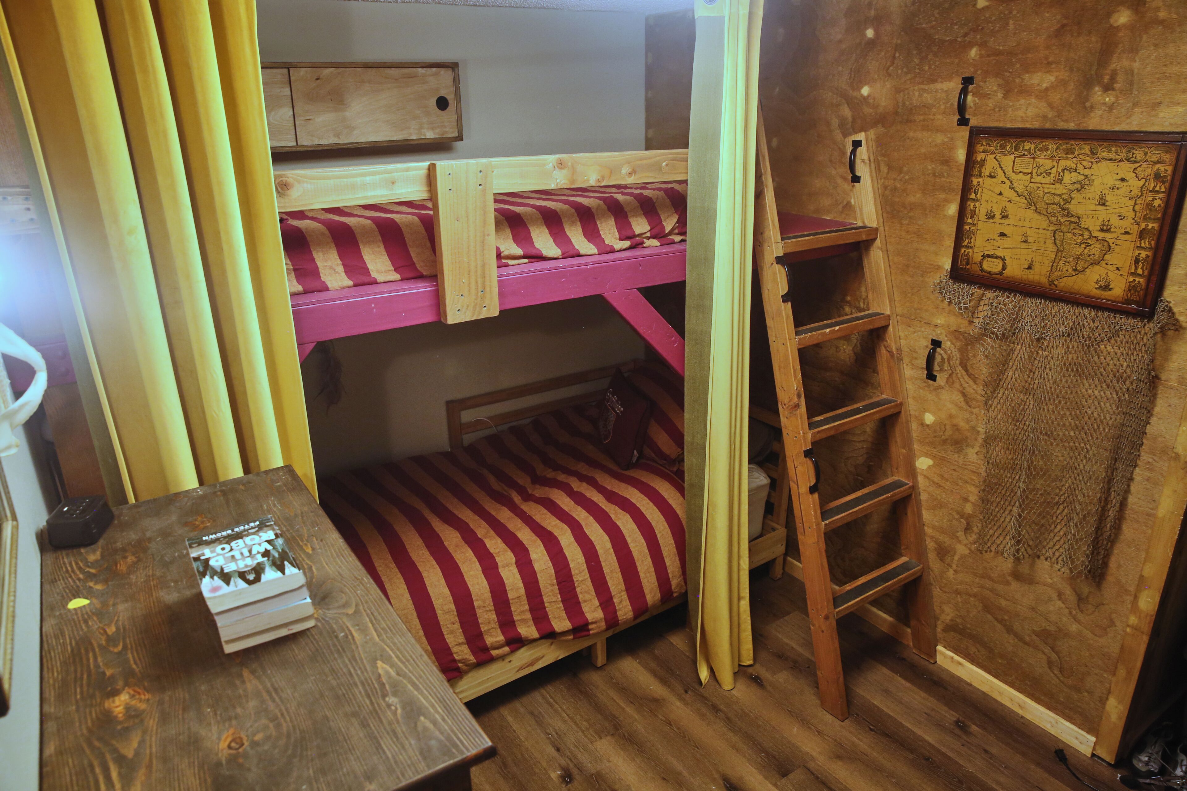 6 bedrooms, desk, travel cot, free WiFi