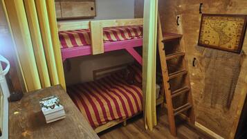 6 bedrooms, desk, travel cot, free WiFi