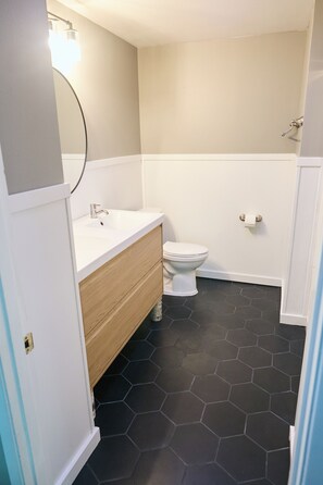 Dusche, Haartrockner, Handtücher, Toilettenpapier