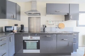 Réfrigérateur, micro-ondes, four, plaque de cuisson