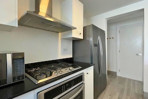Een koelkast, een microgolfoven, een oven, een kookplaat