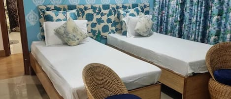 Deluxe Double Room, City View | Meja, ruang kerja komputer riba, Wi-fi percuma