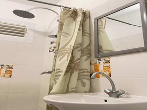 Douche, serviettes fournies, savon, papier toilette