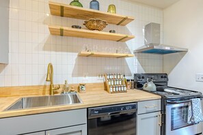 Microwave, oven, stovetop, dishwasher - Huge 1br apt, baby-friendly, dogs, walkable downtown (Frederick)